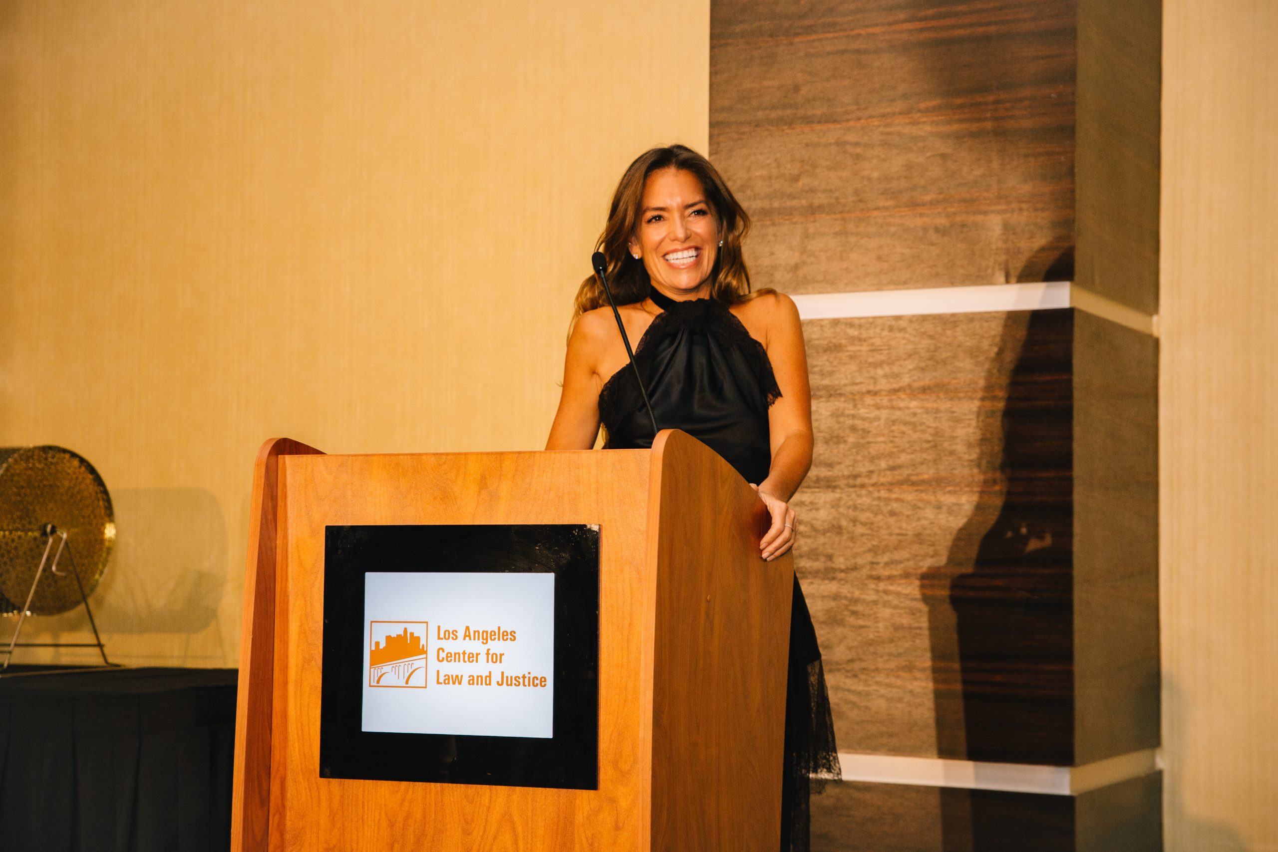 Laura Wasser hablando en la Gala 2019